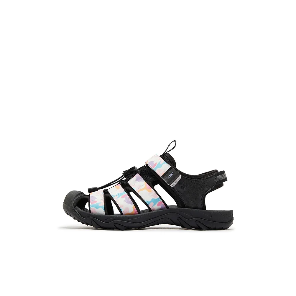 XTEP противоскользящие и дышащие низкие сандалии с черным и ирисово-фиолетовым цветом подходящие для детей