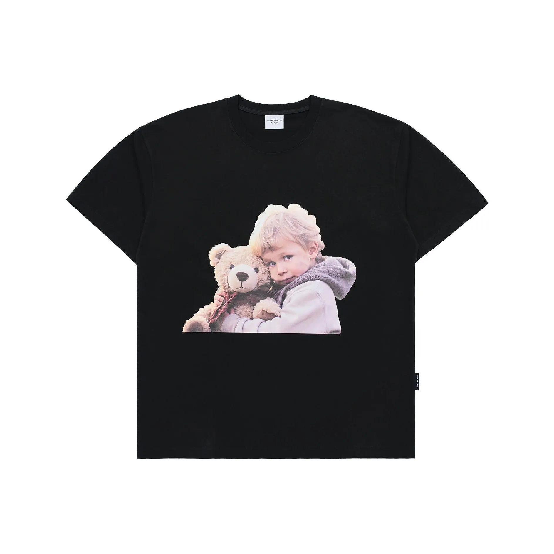 Acme De La Vie ADLV Малыш Face Bear Doll Hug Короткий рукав T-рубашка Черная T-рубашка Unisex Черная