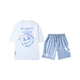 화이트와 블루 의류 세트 (화이트 상의 + 파란 바지)