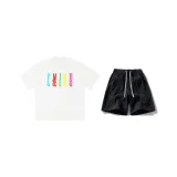 화이트 T셔츠 + 블랙 반바지
