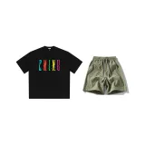 블랙 티셔츠 + 아미 그린 반바지