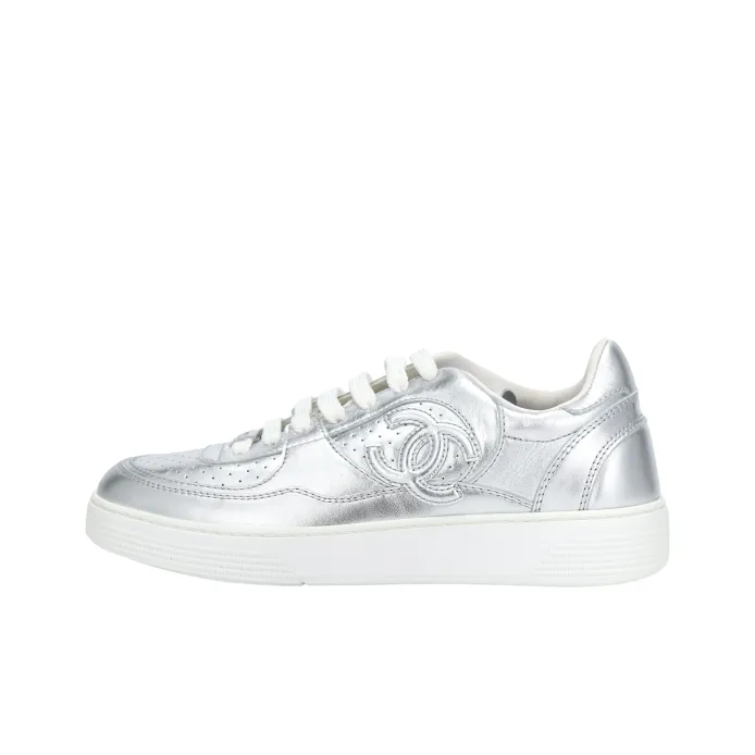 25S 【CHANEL】エレガント シルバー レザースニーカー Discover the Best Silver Chanel Shoes for 2025