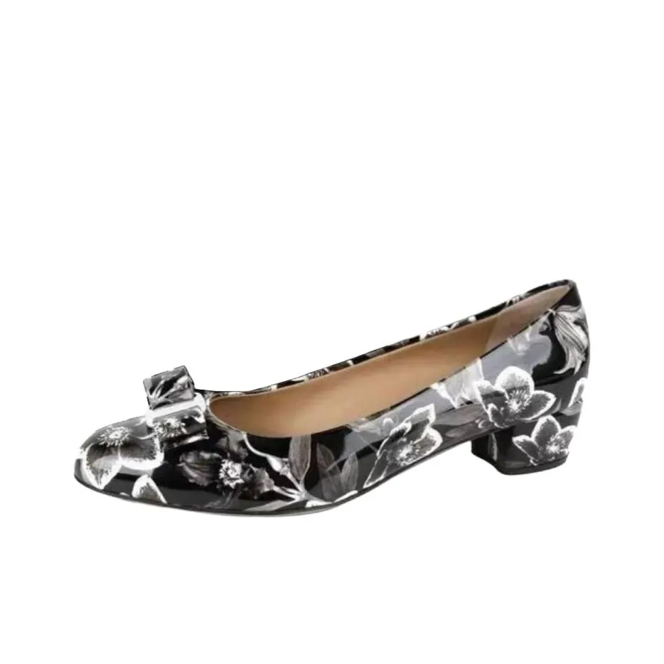 FERRAGAMO Vara Грубый каблук Высокие каблуки 3 см Женские Черный белый