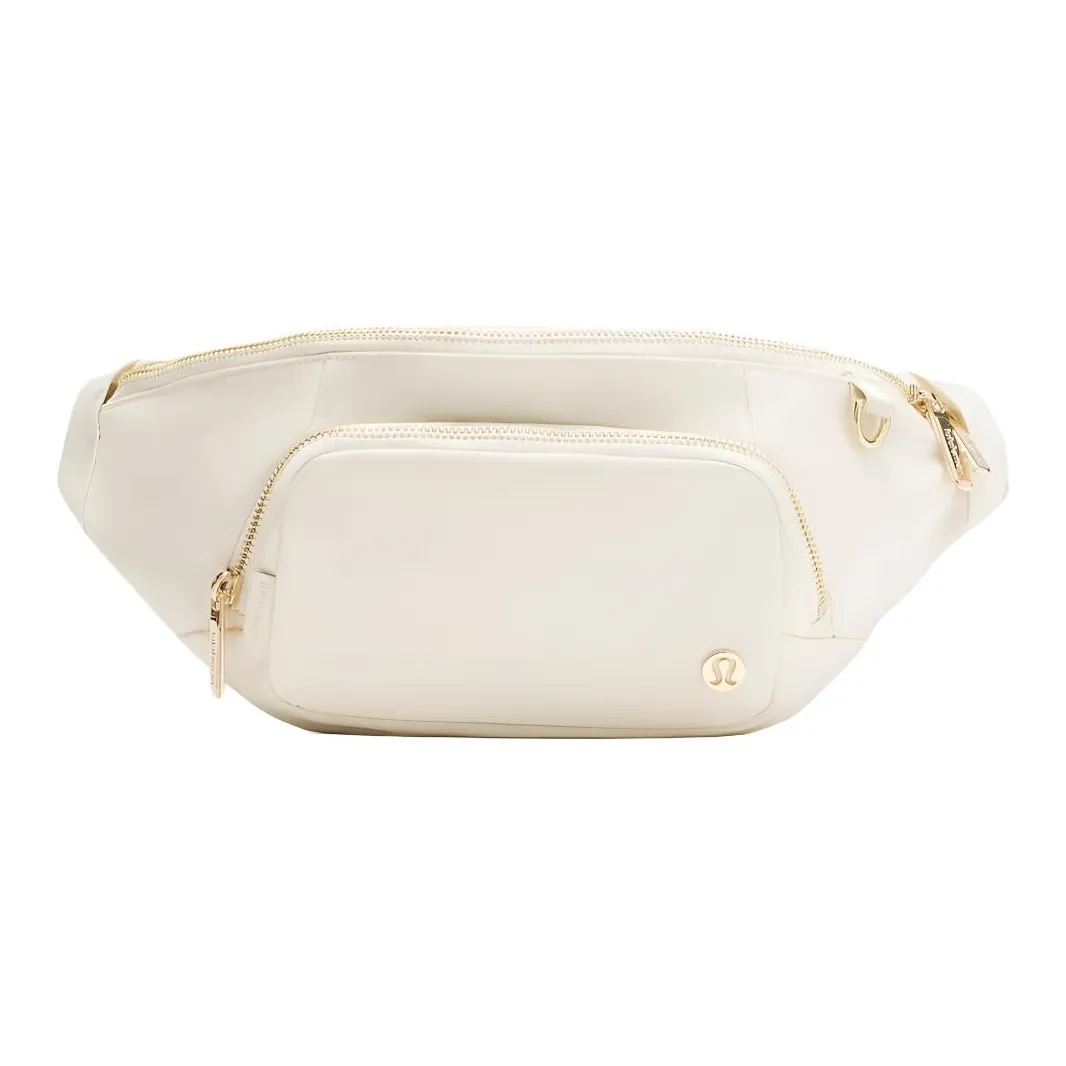 lululemon Everywhere Переработанный нейлон Одно плечо Через плечо Бананка Экстра-большой Унисекс Слоновая кость Золотой FIVE Золотой