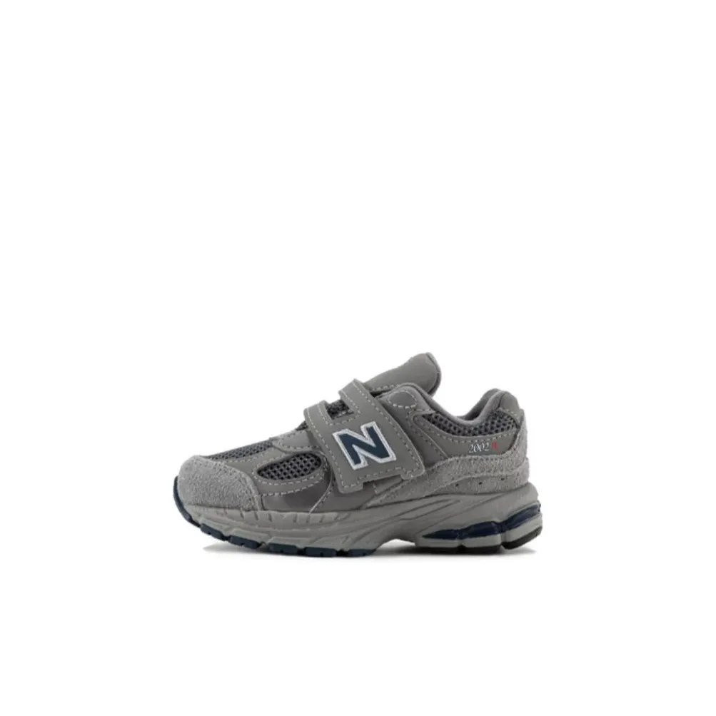 New Balance NB 2002R Устойчивые к истиранию низкие беговые кроссовки для малышей и детей младшего возраста серого цвета