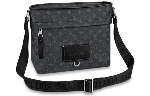 LOUIS VUITTON Crossbody Bags