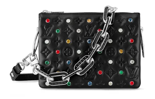 LOUIS VUITTON Shoulder Bags