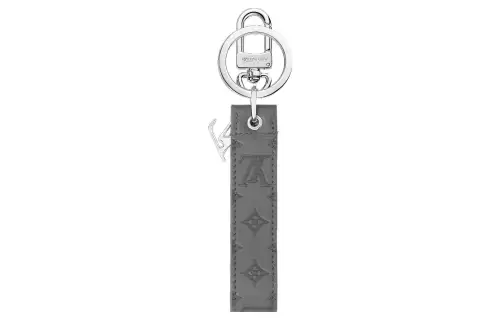 LOUIS VUITTON Lv Shadow Dragonne Key Holder And Bag Charm
