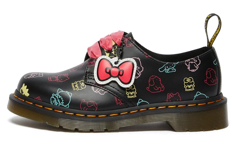 Hello Kitty and Friends x Dr. Martens 1461 Совместное имя стиль Cartoon Full Print Doodle 3 отверстия для отдыха на плоской подошве обувь женский черный