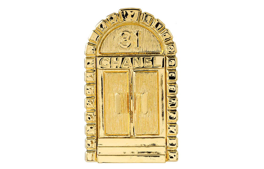 Женская брошь Chanel CHANEL LOGOC (золотой)