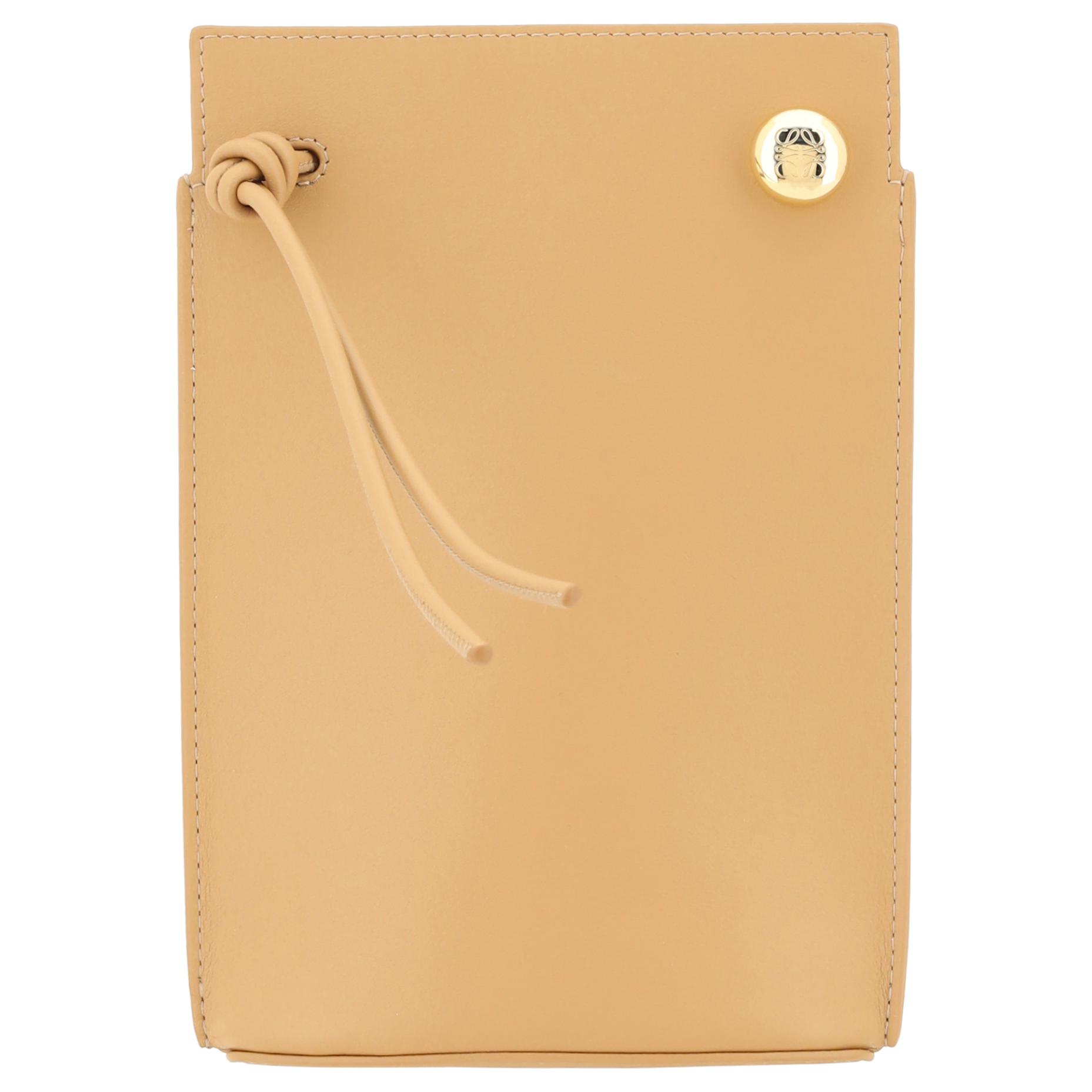 Женская сумка LOEWE с металлическим логотипом (желто-коричневая)