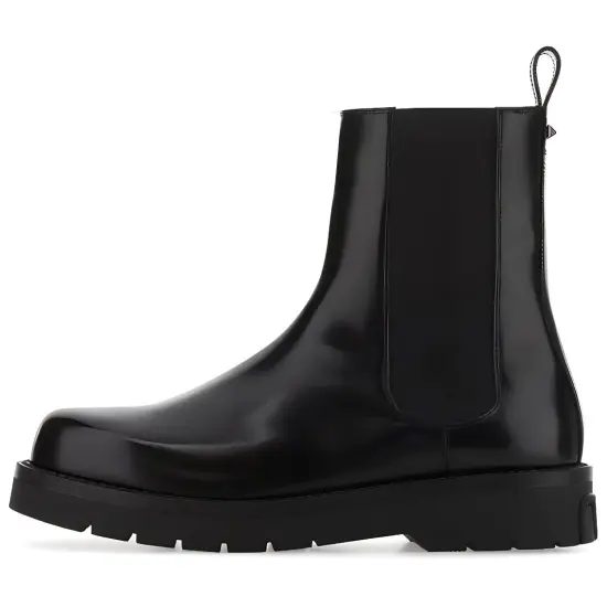 Valentino Garavani Rockstud Round Toe Chelsea Boots