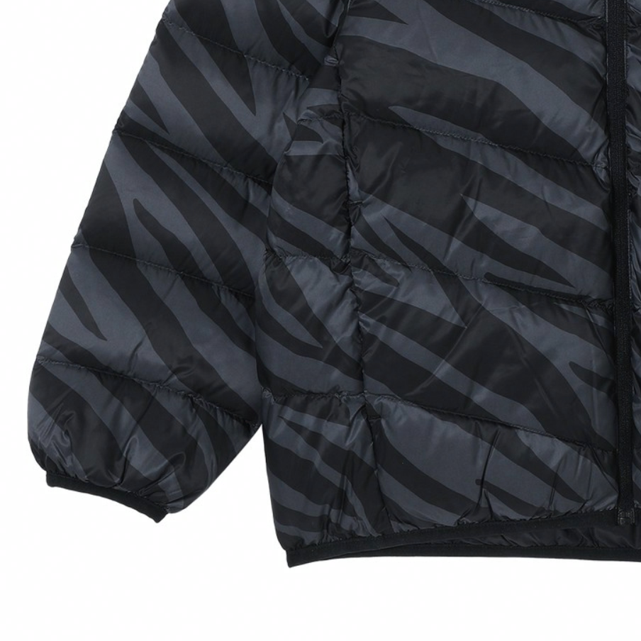 Куртка PUMA SportstyleLight DOWN JACKET logo (черная с принтом) — фото 4