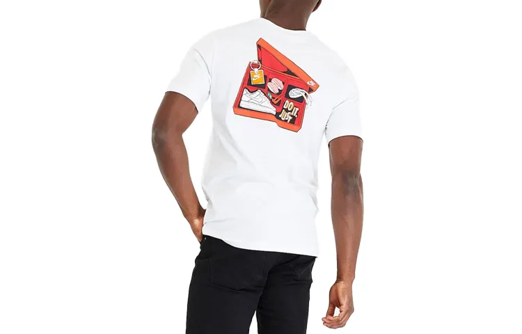 Nike T-Shirts Men's White Crew Neck Moderate Straight Fit