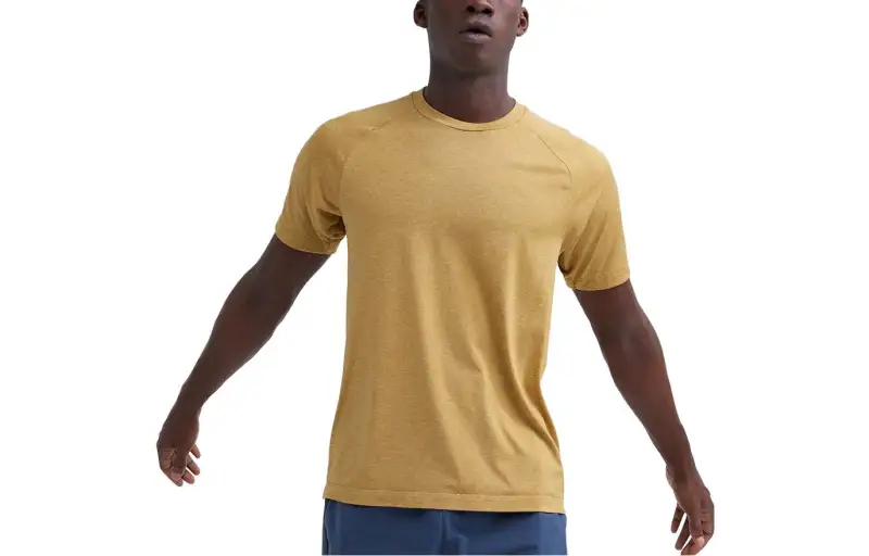 UNIQLO T Shirts Men's Light Yellow Crew Neck Moderate