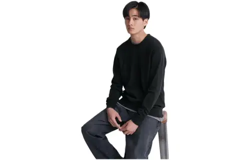UNIQLO Sweaters Unisex Black Crew Neck Moderate Other