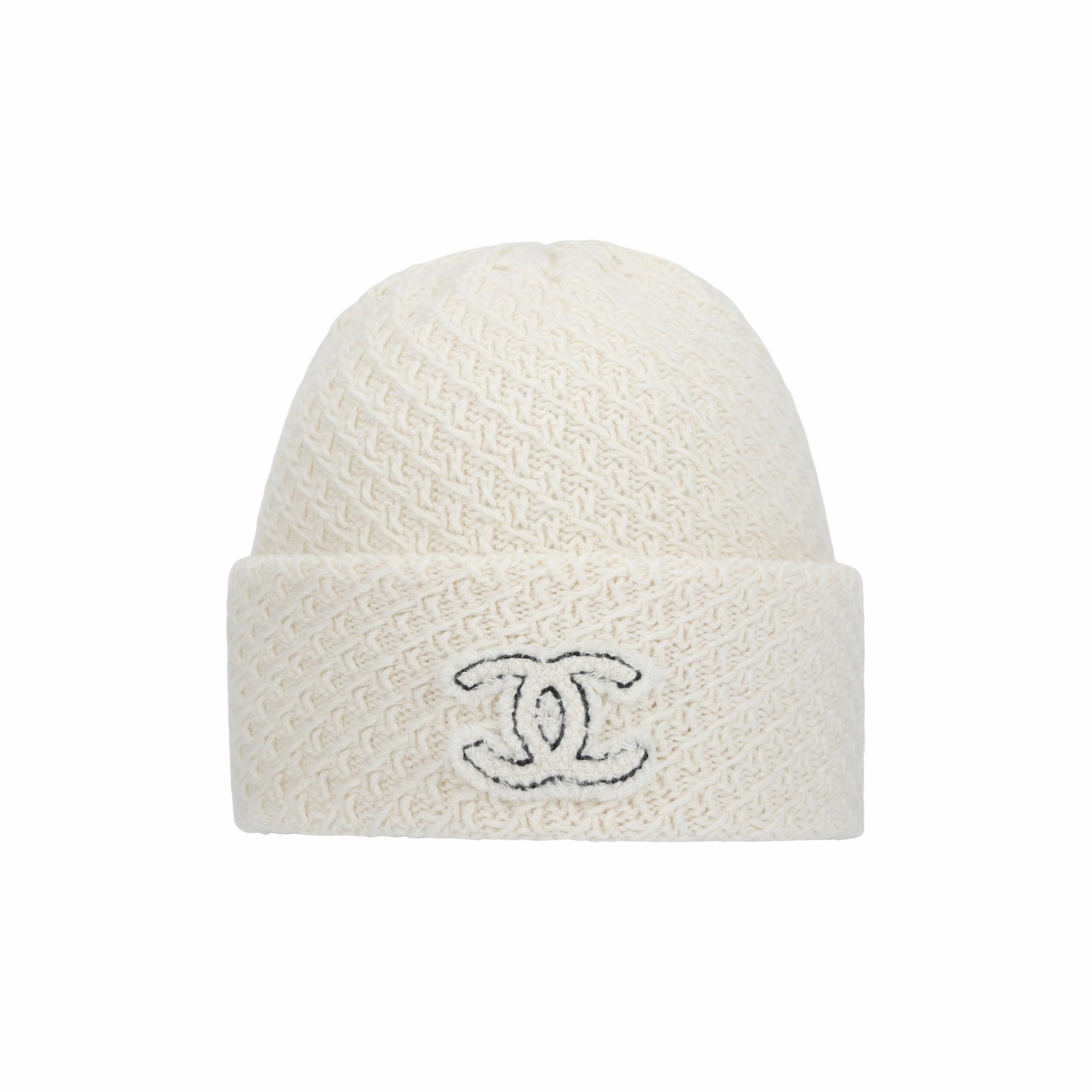Женская шапка Chanel CHANEL (белая)