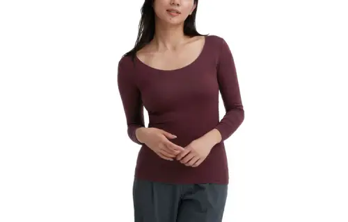 UNIQLO T Shirts Women's Grape Red Crew Neck Moderate Straight Fit