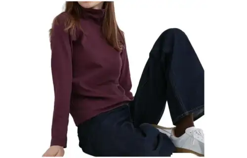 UNIQLO T Shirts Women's Burgundy Turtleneck Moderate Straight Fit