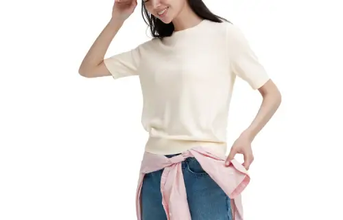 UNIQLO T Shirts Women's Ivory Crew Neck Moderate Straight Fit