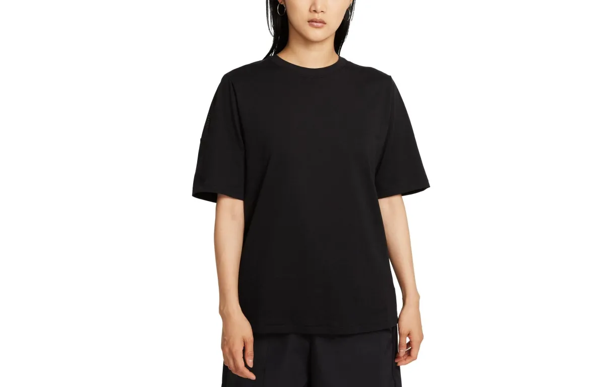 Nike Dri-Fit T-Shirts Women's Black Crew Neck Moderate Straight Fit