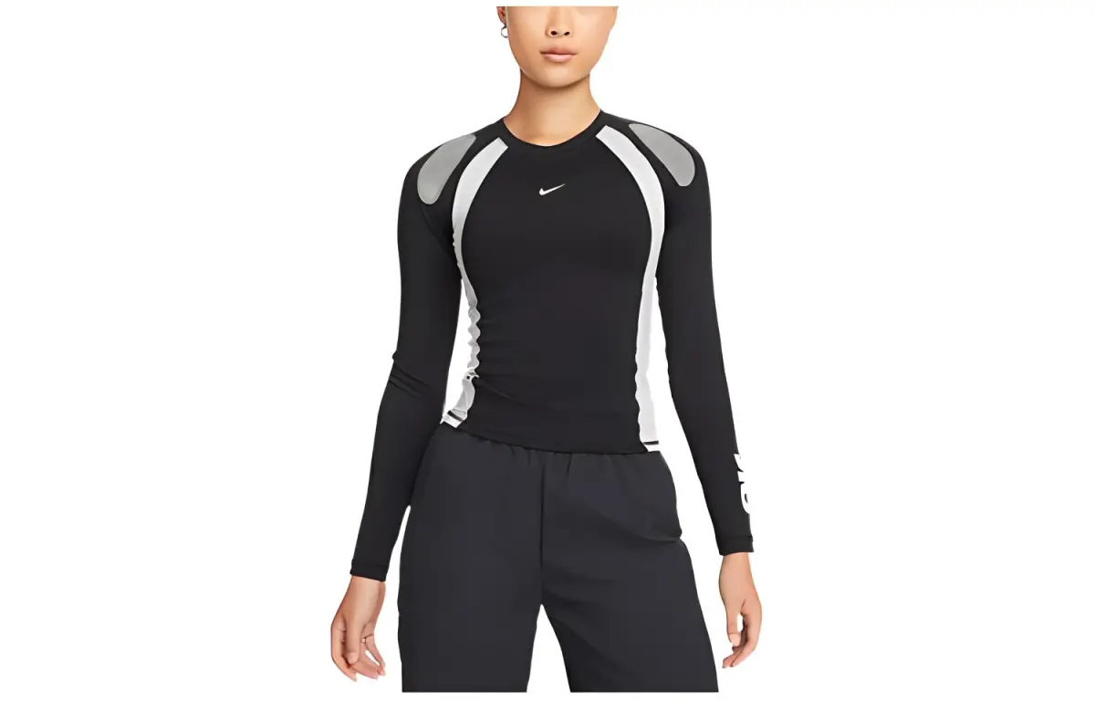 Nike T-Shirts Women's Black Crew Neck Moderate Nipped-in Waist