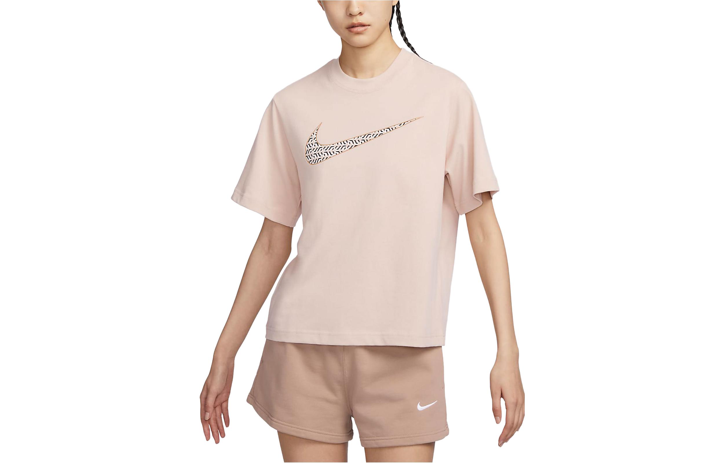 Женская футболка Nike Sportswear (белая)