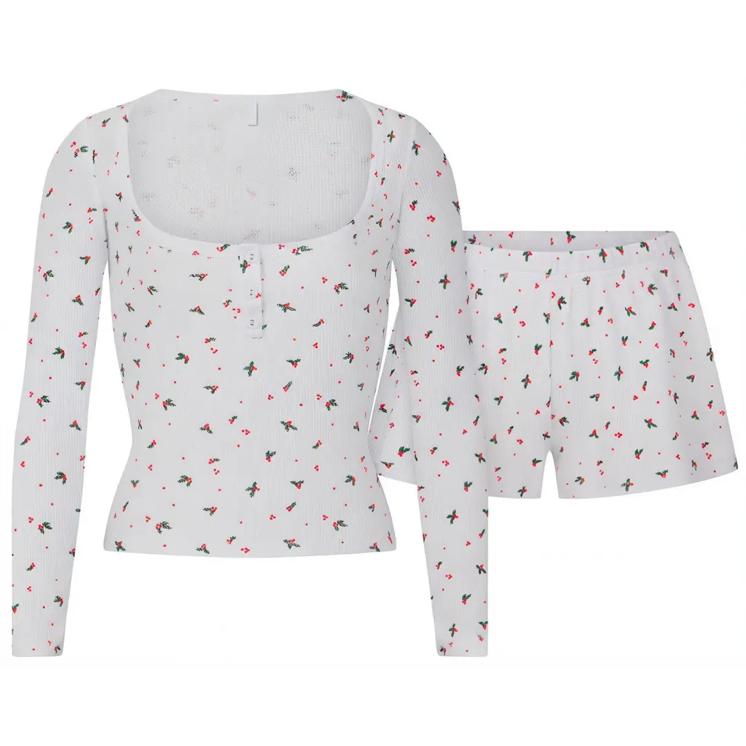 Skims FW24 WAFFLE LONG SLEEVE HENLEY And SHORT SET Pajama Set Women's CLOUD HOLLY PRINT/Cloud Holly Print