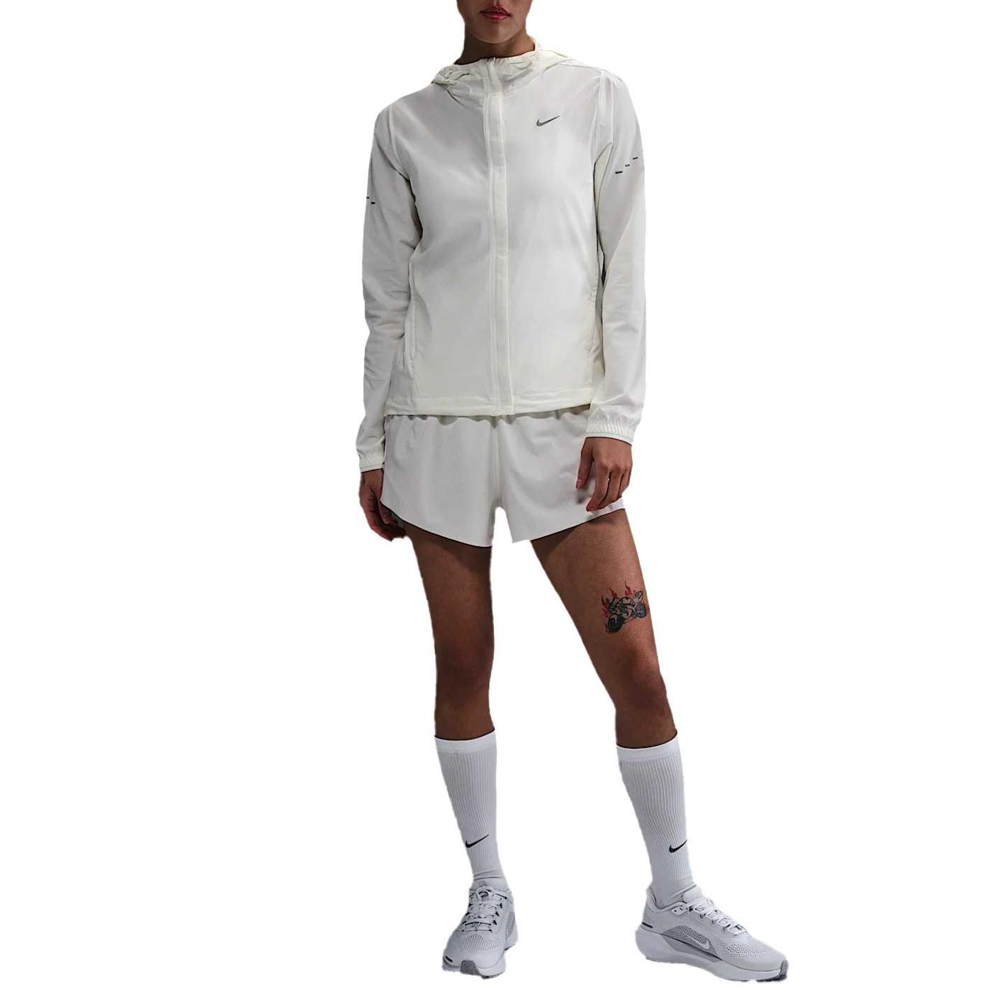 Женская куртка Nike Swift Jacket (белая)