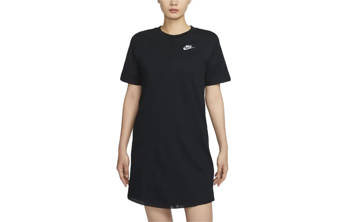 Nike T-Shirts Women's Black Crew Neck Moderate Straight Fit