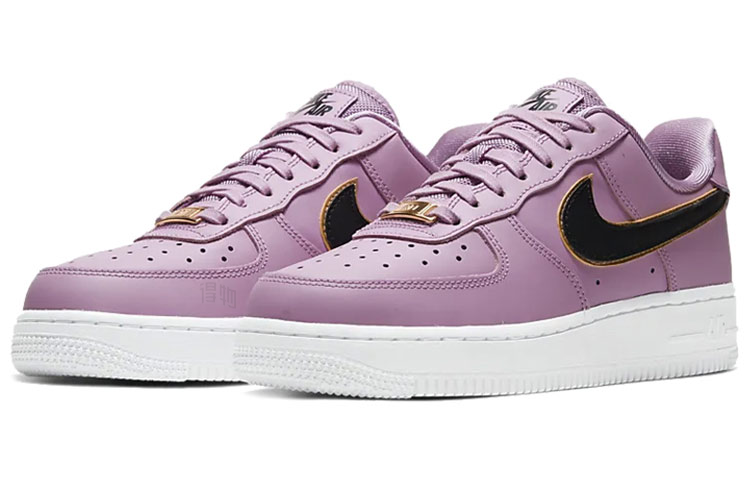 Женские кроссовки Nike Air Force 1 07 ESS (фиолетово-красные) — 霜紫红/金属金/黑 — фото 3