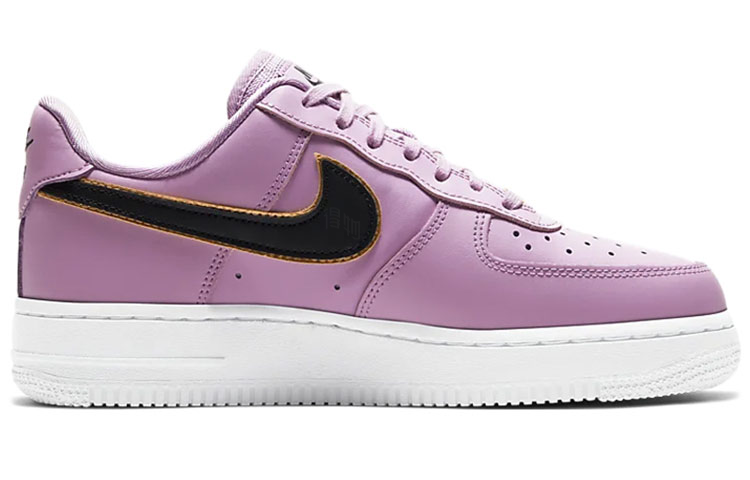 Женские кроссовки Nike Air Force 1 07 ESS (фиолетово-красные) — 霜紫红/金属金/黑 — фото 2