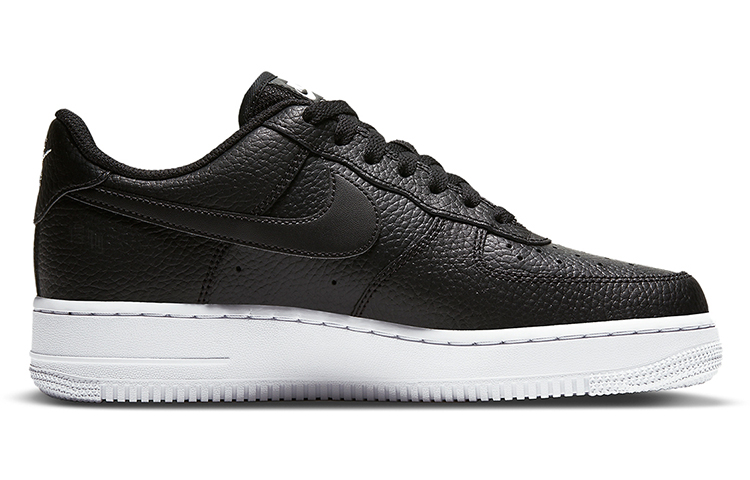 Женские кроссовки Nike Air Force 1 07 Essential (черно-серебряные) — фото 2