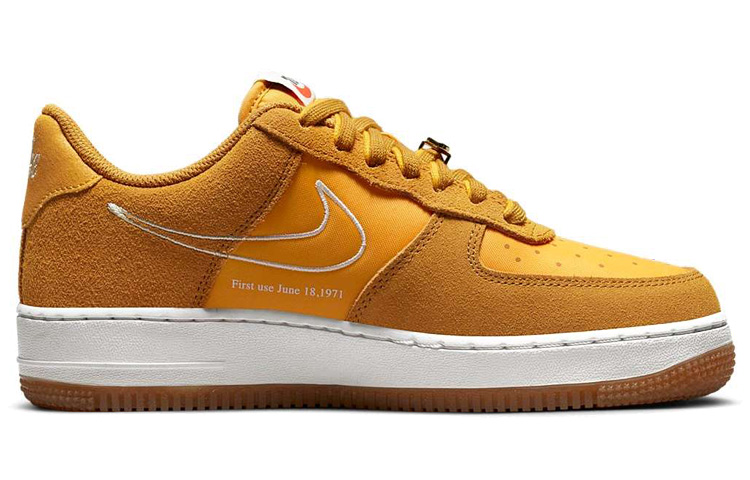 Женские кроссовки Nike Air Force 1 07 se "first use" (золотые) — фото 2