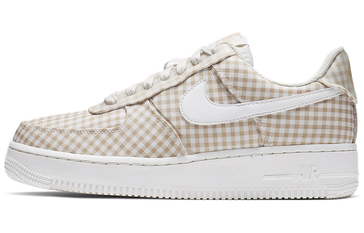 Женские кроссовки Nike Air Force 1 07 QS (бело-коричневые) — фото 1