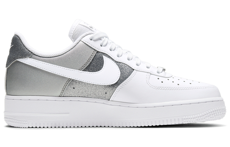 Женские кроссовки Nike Air Force 1 7 (бело-серебристые) — фото 2