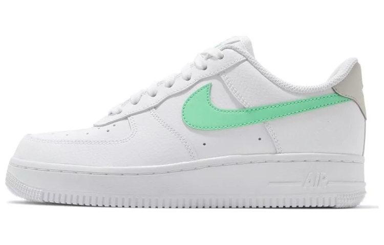 Женские кроссовки Nike Air Force 1 07 (бело-зеленые) — фото 1