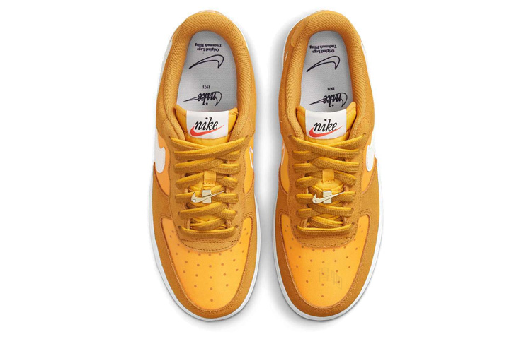 Женские кроссовки Nike Air Force 1 07 se "first use" (золотые) — фото 4
