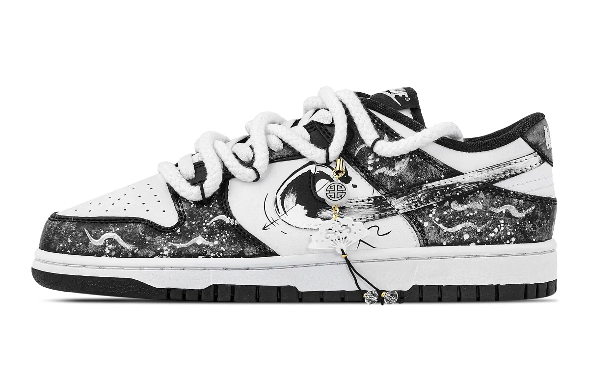 Nike Dunk Dragon's Eye Looking Back Abrasion Resistant Low top Skateboard Shoes Unisex Black White