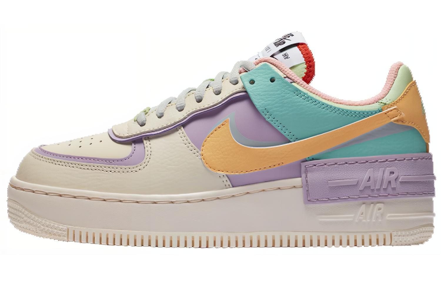 Женские кроссовки Nike Air Force 1 (фиолетово-желтые) — 淡象牙白/热带绿/蒸气绿/天体金 — фото 1