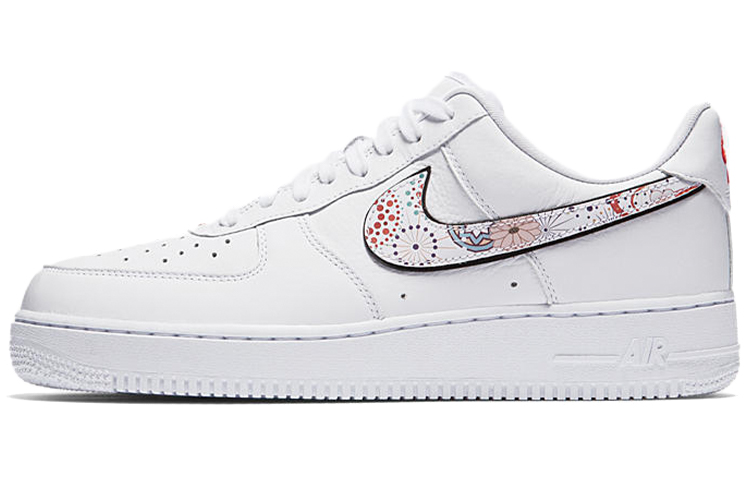Кеды Nike Air Force 1 07 LNY QS (белые с принтом) — фото 1