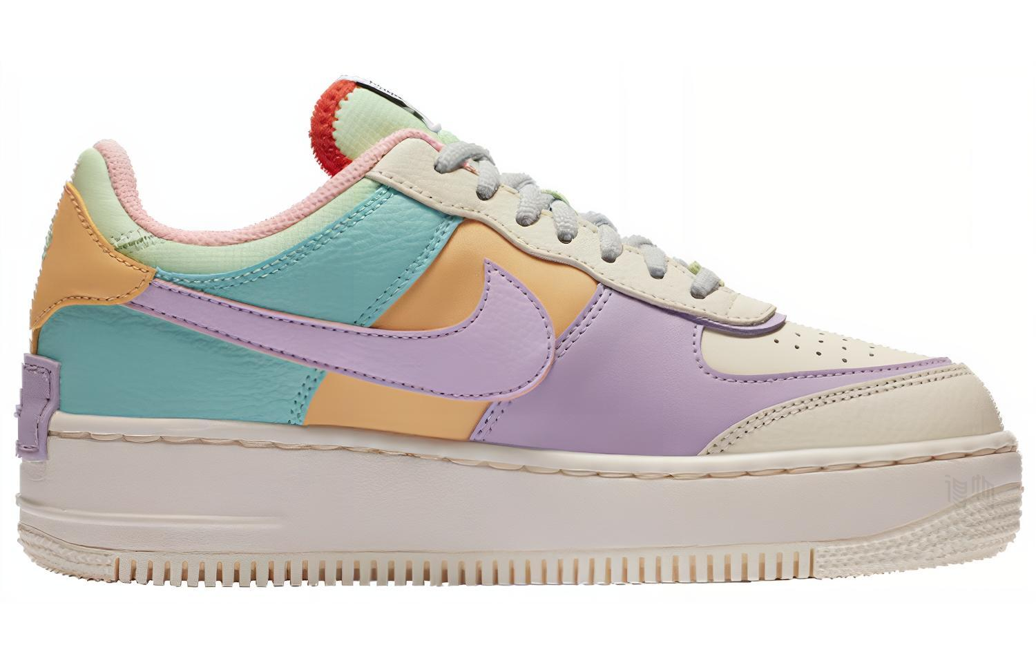 Женские кроссовки Nike Air Force 1 (фиолетово-желтые) — 淡象牙白/热带绿/蒸气绿/天体金 — фото 2