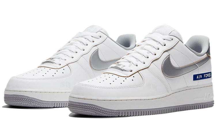 Мужские кроссовки Nike Air Force 1 Label Maker (бело-серебряные) — фото 3