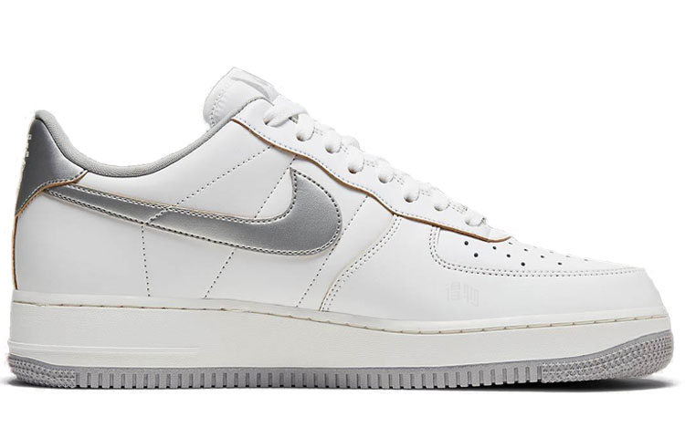 Мужские кроссовки Nike Air Force 1 Label Maker (бело-серебряные) — фото 2