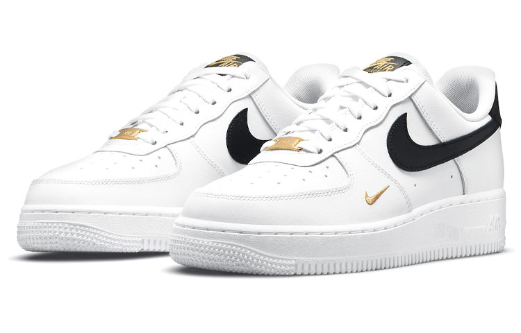 Женские кроссовки Nike Air Force 1 Essential (бело-черно-красные) — фото 3
