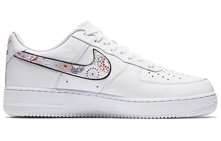 Кеды Nike Air Force 1 07 LNY QS (белые с принтом) — фото 2