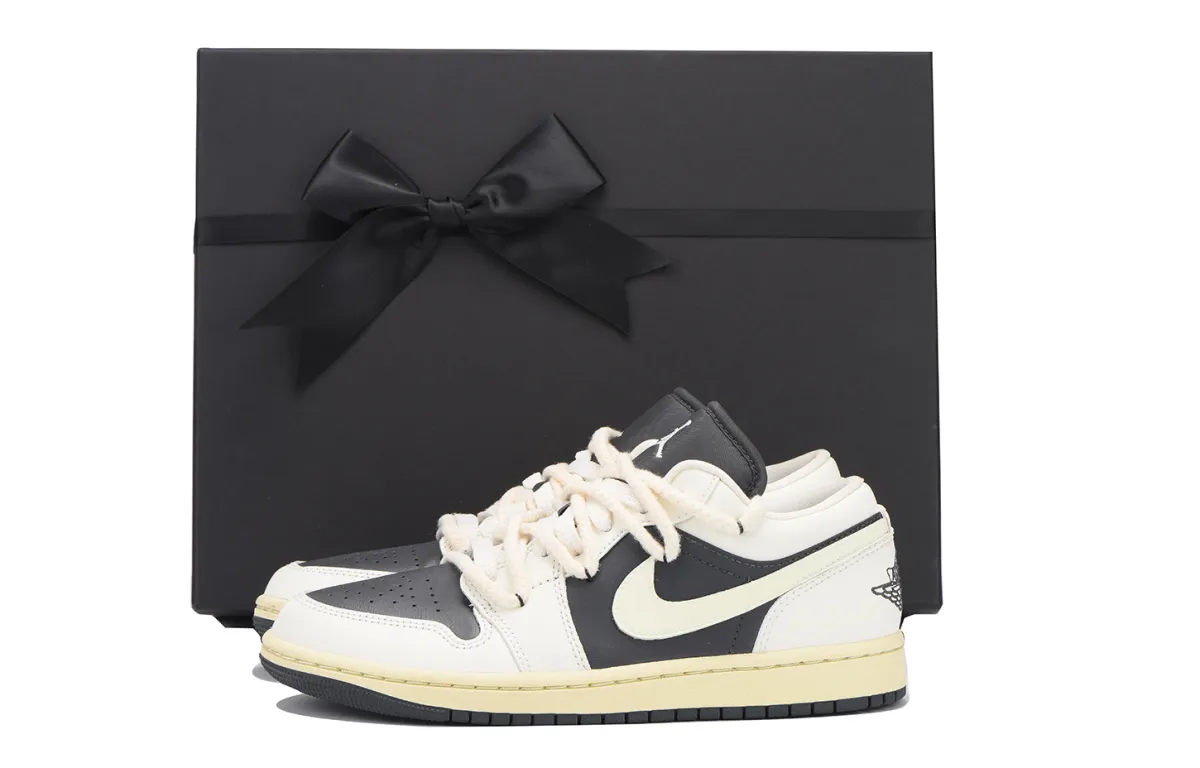 Jordan Air Jordan 1 Slip Resistant Abrasion Resistant Low top Vintage Basketball Shoes Women's Black White