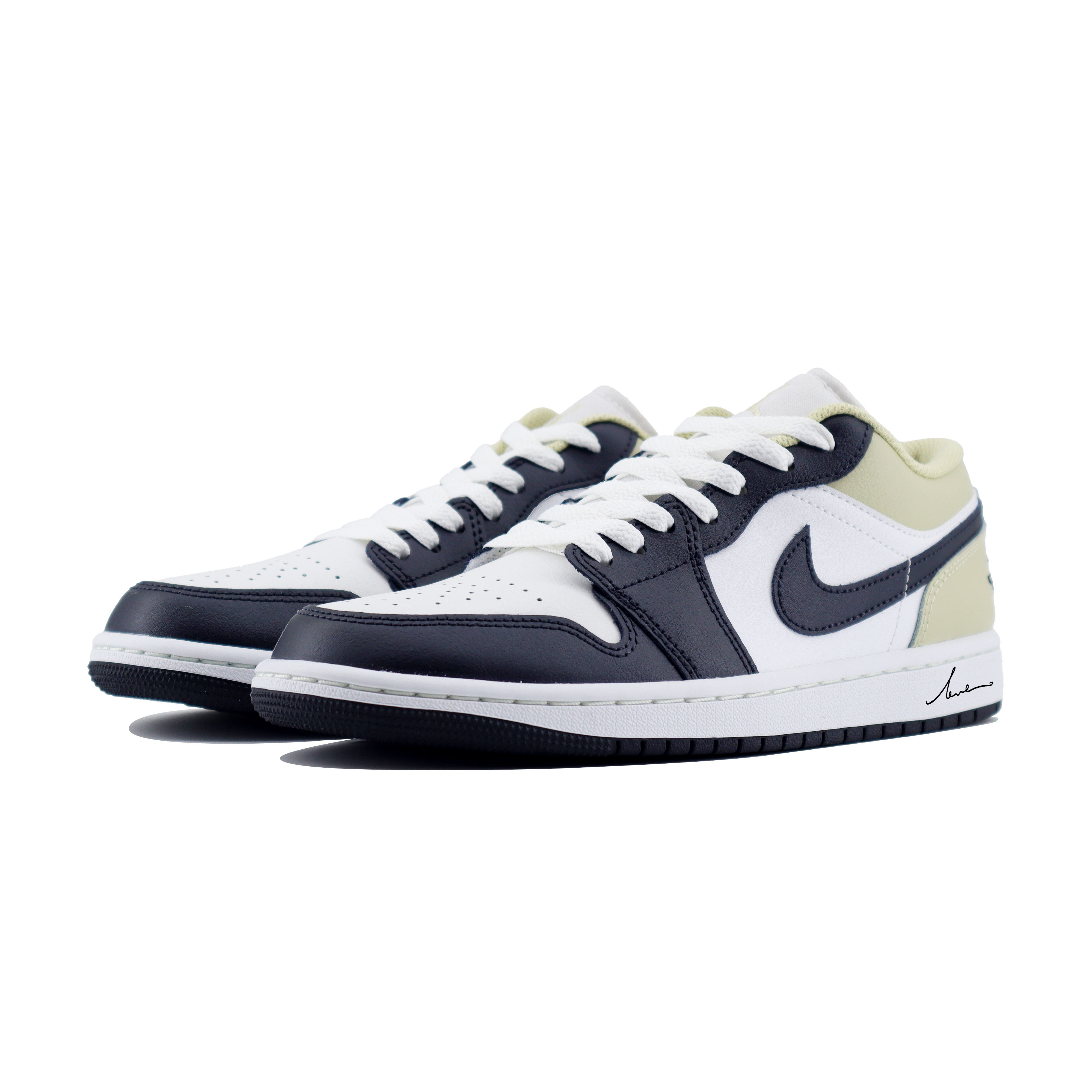 Jordan Air Jordan 1 Slip Resistant Abrasion Resistant Low top Vintage Basketball Shoes Unisex White Black