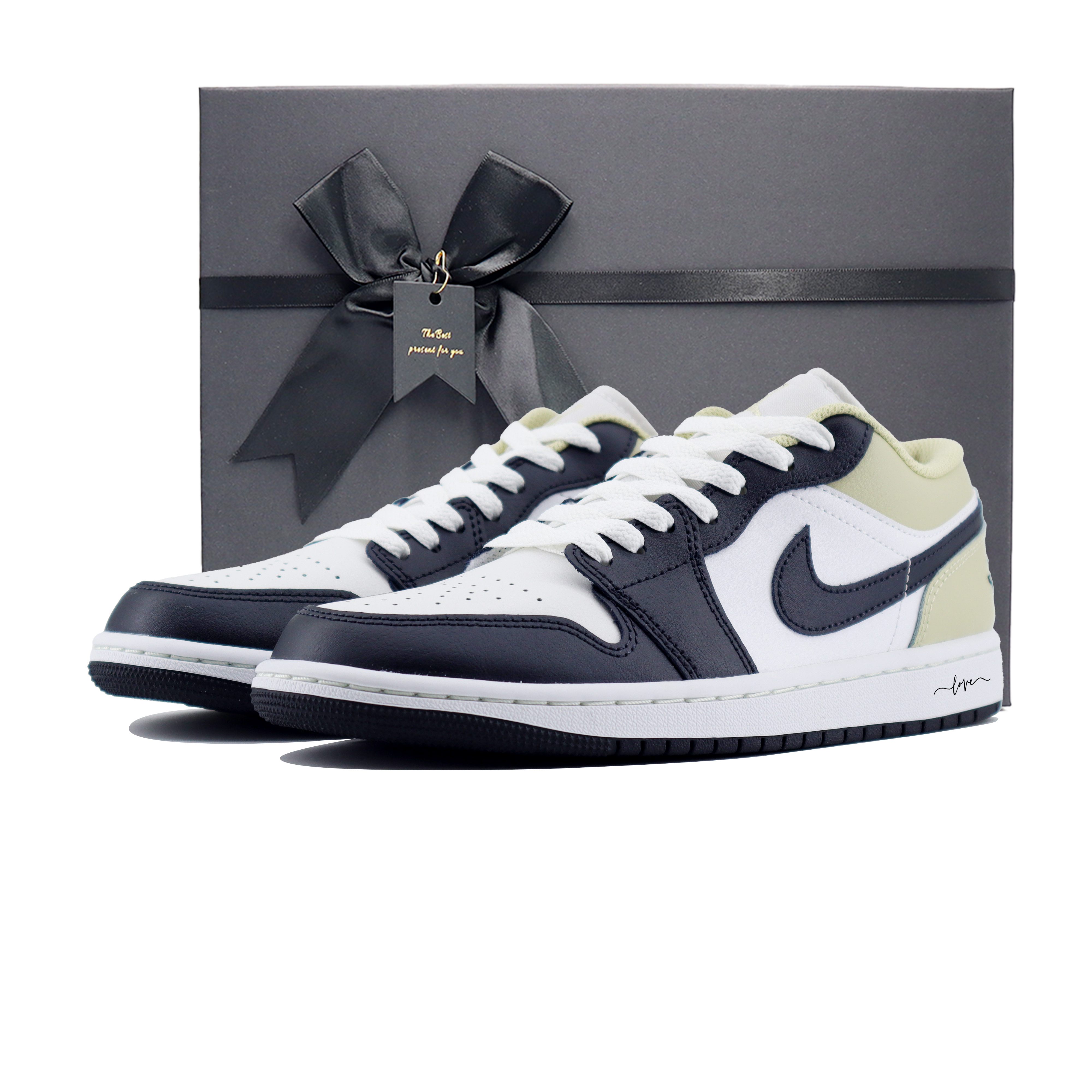 Jordan Air Jordan 1 Love Slip Resistant Abrasion Resistant Low top Vintage Basketball Shoes Unisex White Black