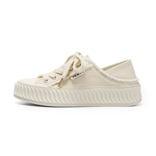 JEEP SPIRIT Low top Canvas Shoes Women's Ecru